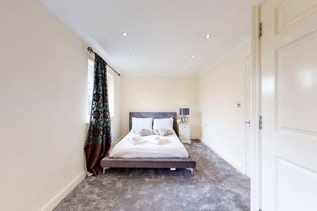 Super 2 Bed House With Privategarden Londra Exterior foto