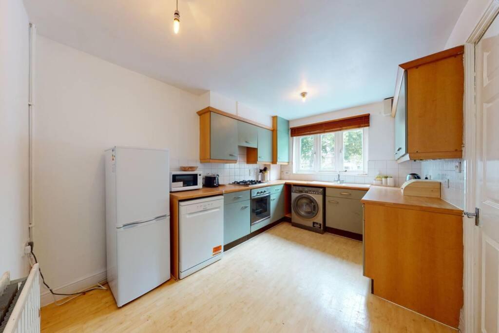 Super 2 Bed House With Privategarden Londra Exterior foto