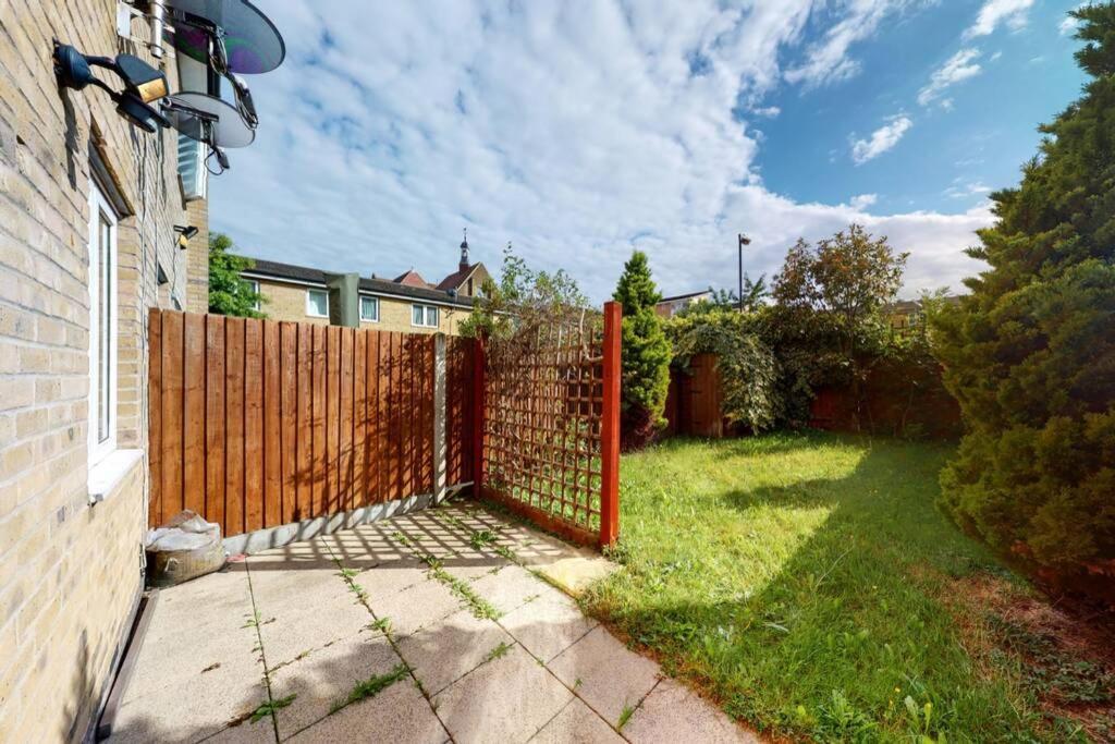 Super 2 Bed House With Privategarden Londra Exterior foto